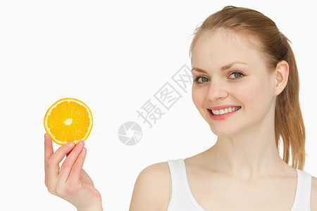 橙片女人欢喜的女子拿着橙片水果女性橙子果味女士头发金发金发女郎背景