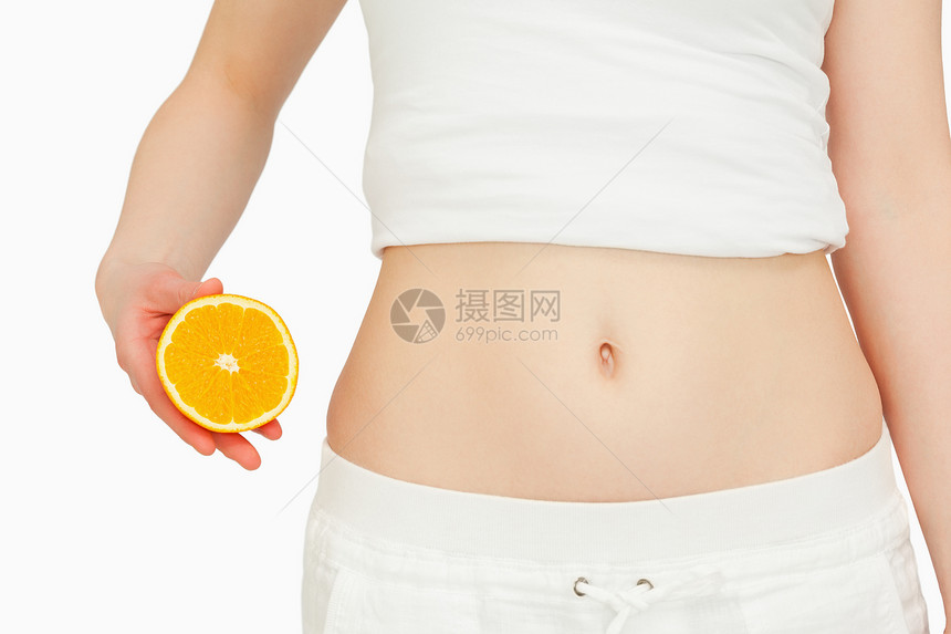 女人把橙子放在肚子旁边图片