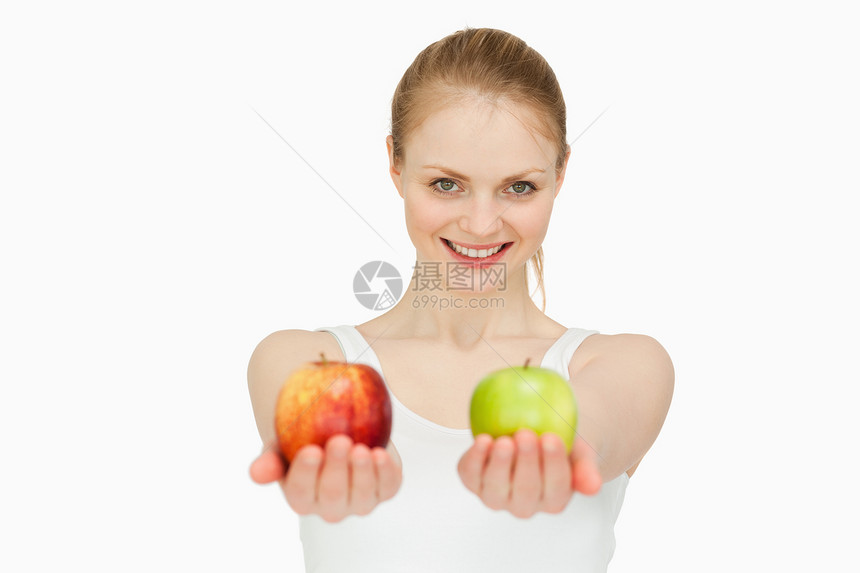 微笑的女人 展示两个苹果图片