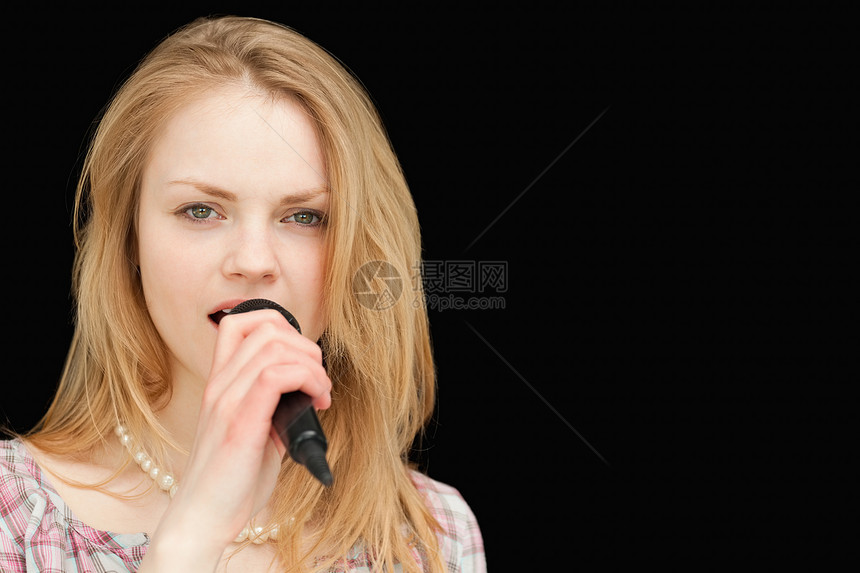 年轻金发碧头发的金发女青年歌唱图片