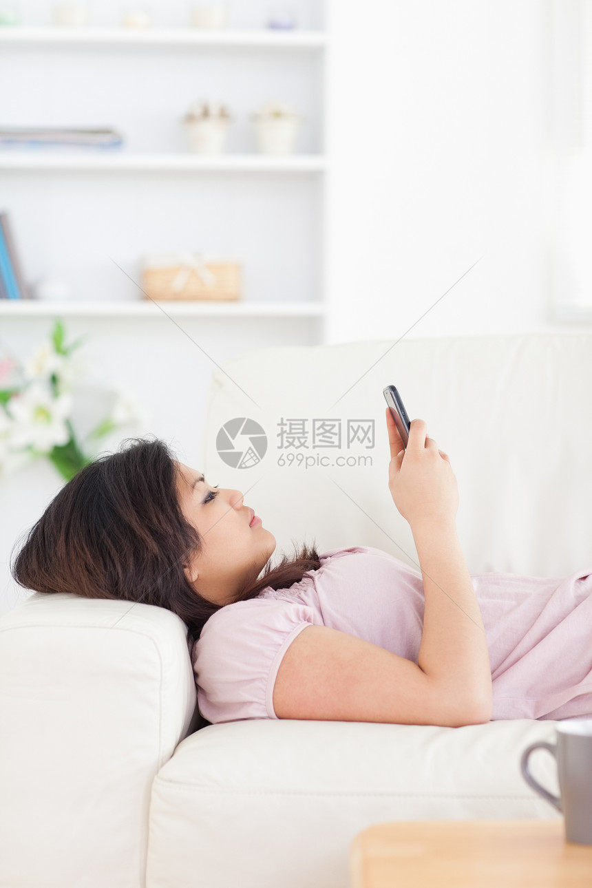 女人睡在白沙发上图片