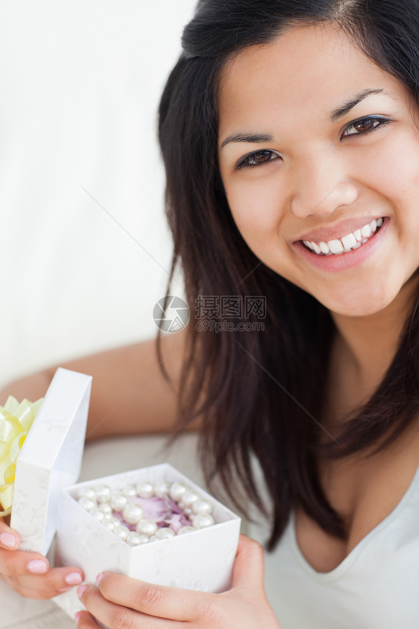 紧贴着一个带着开放礼品盒的笑着女人图片