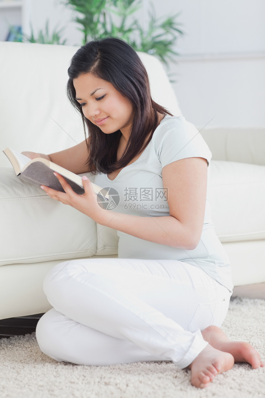 女人坐在地上看书的时候在看书图片