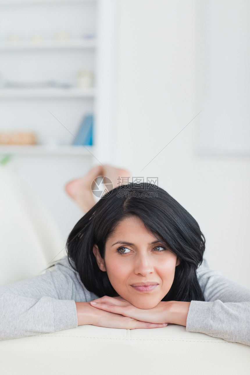 女人在沙发上放轻松 用两只手抱着头图片