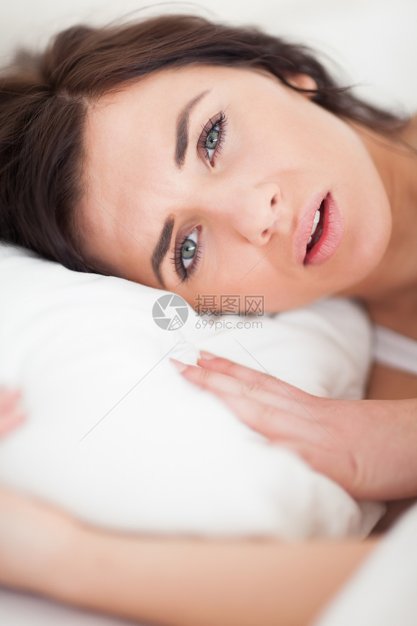 布朗特女人躺在枕头上时躺着 头顶在枕头上图片