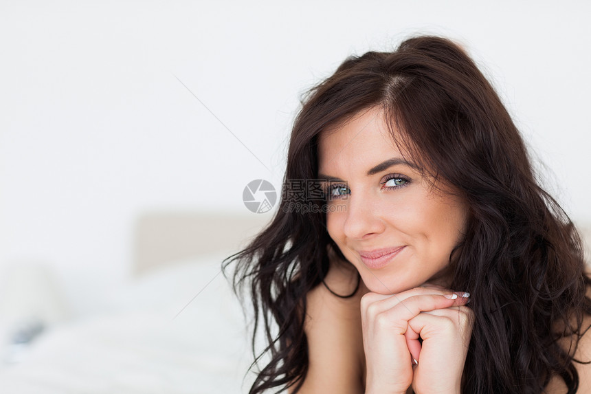 微笑的女人躺在她的白鸽子上图片