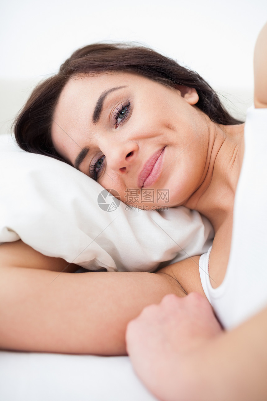 平和的女人躺在床上醒来时醒着图片