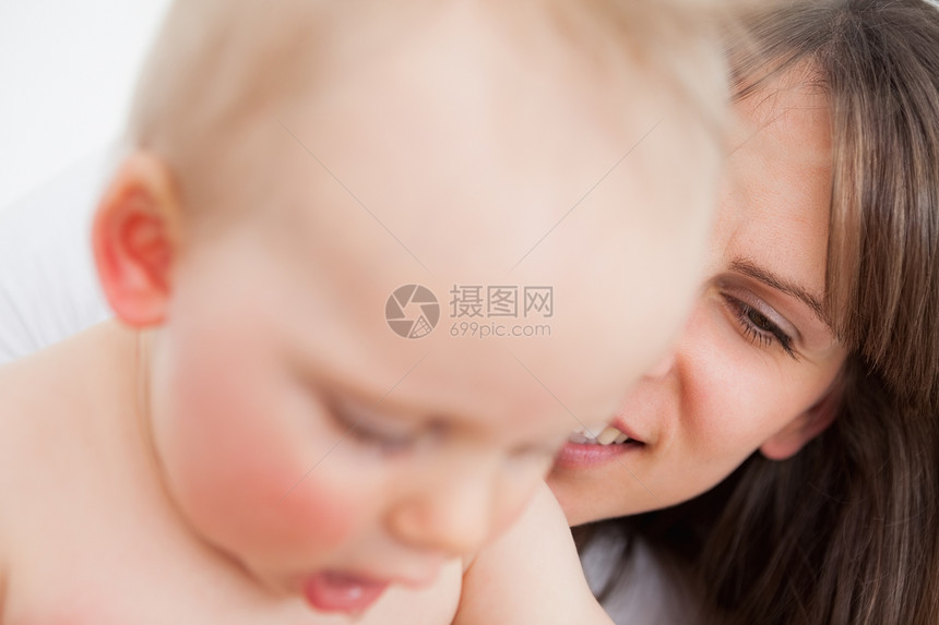 微笑的妈妈看着她可爱的小女儿图片