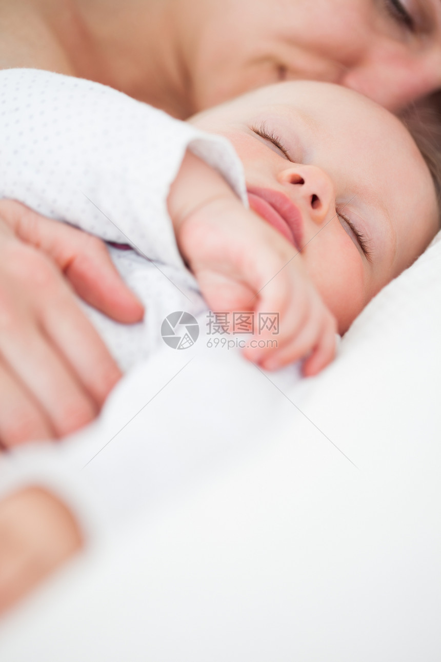 睡在母亲旁边的可爱宝宝图片