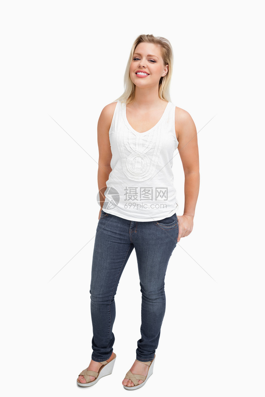 女人站立 手伸在口袋里图片
