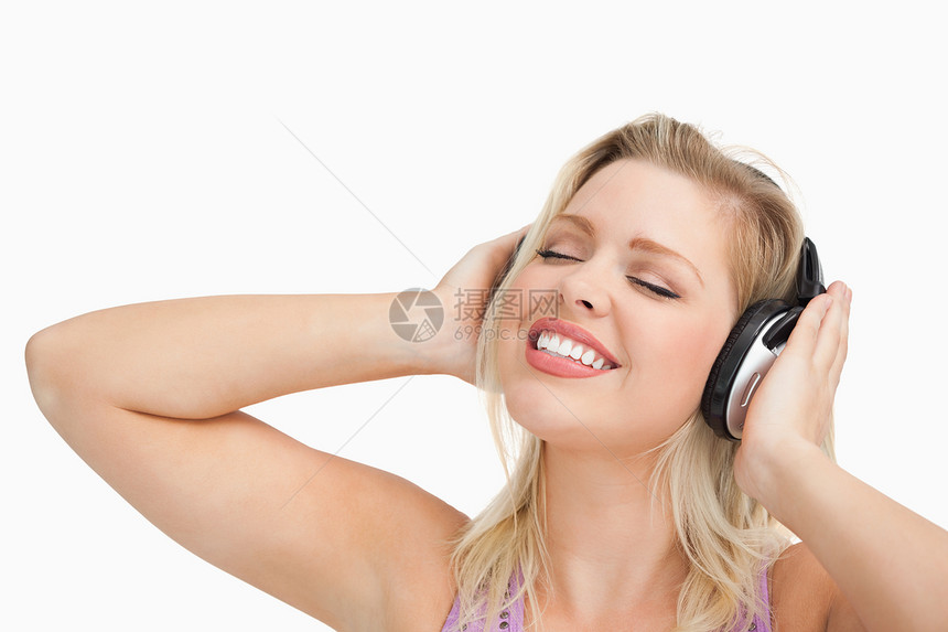 女人在闭着眼睛时听音乐图片