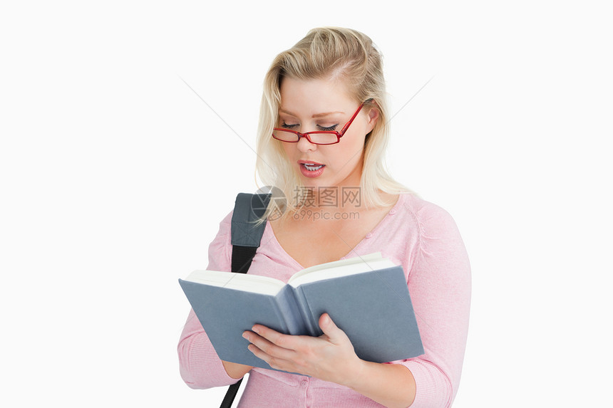 身戴眼镜的重女在读一本书图片