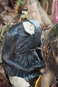 被废弃的佛教雕像破碎无头背景图片