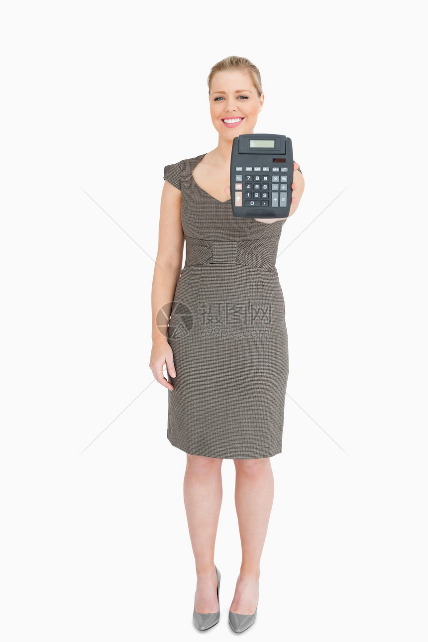 显示计算器的妇女双手黑色快乐女性人士灰色女士高跟鞋金发商务图片