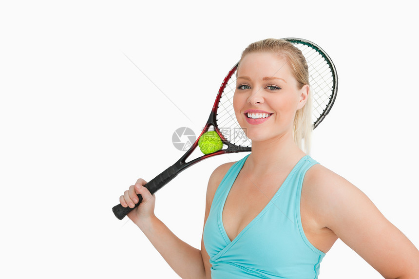 带着网球和球的笑女人图片