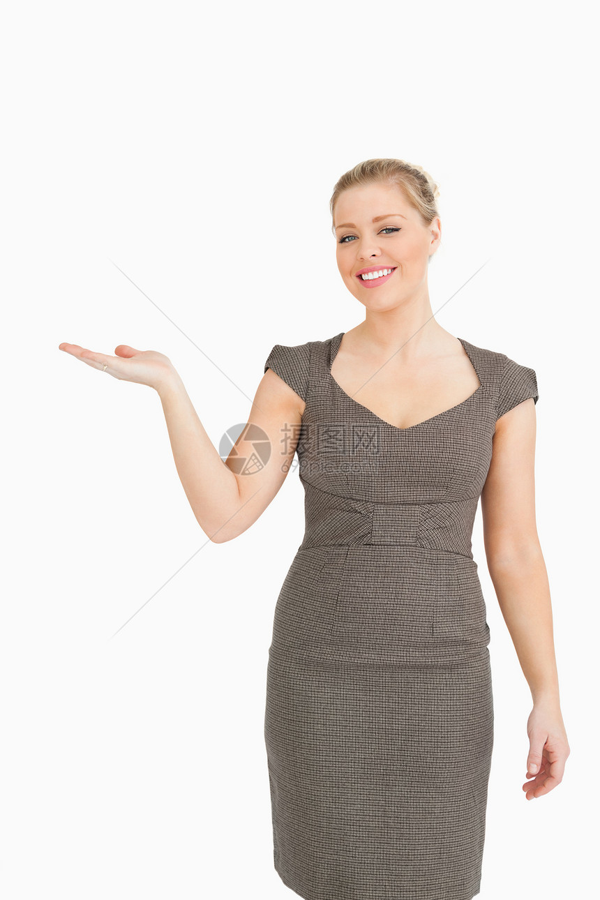 漂亮女人用手来展示一些东西商务快乐头发女性手指棕色浅色套装人士管理人员图片