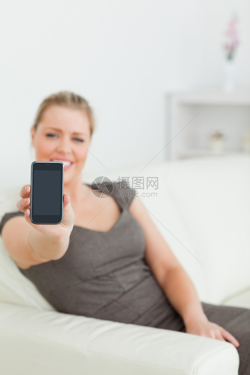 显示智能手机屏幕的女子图片