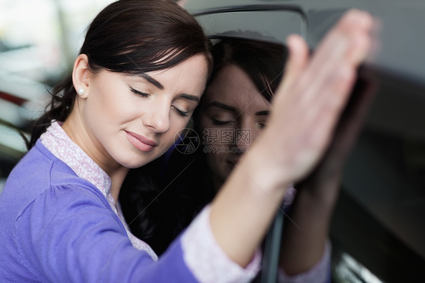 女人坐在汽车上图片