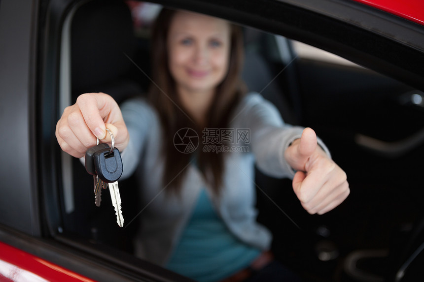 客户坐在她的车里 同时拿着车钥匙图片