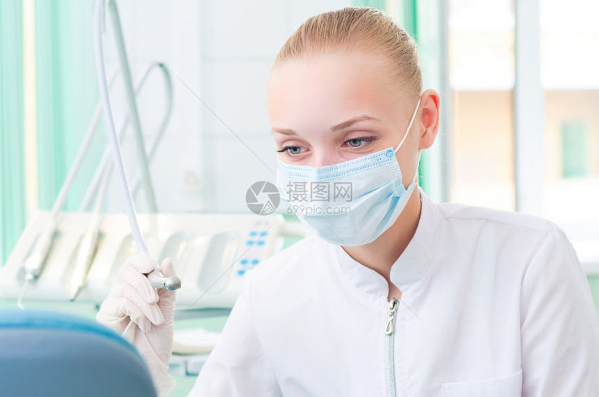 戴保护面罩的女牙医有牙科训练情况孩子面具医生从业者金发卫生相机临床医生药品图片