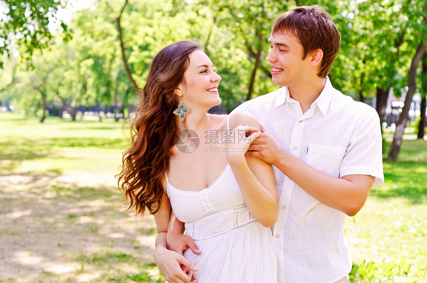 公园里的夫妻情侣亲热丈夫环境小伙子女士欢乐微笑感情妻子男朋友图片