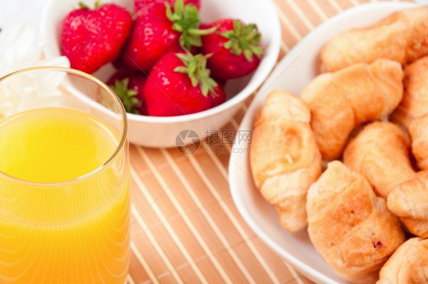 早餐加浆果 橙汁和羊角面包橙子旅行住宅房间翠菊杯子桌子玻璃服务果汁图片