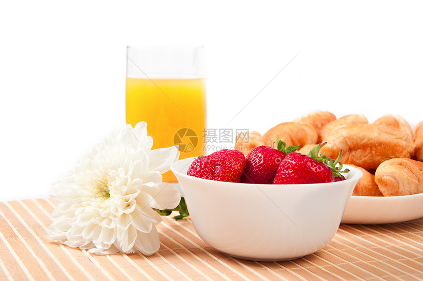 早餐加浆果 橙汁和羊角面包住宅酒店杯子玻璃果汁糕点翠菊服务旅行桌子图片