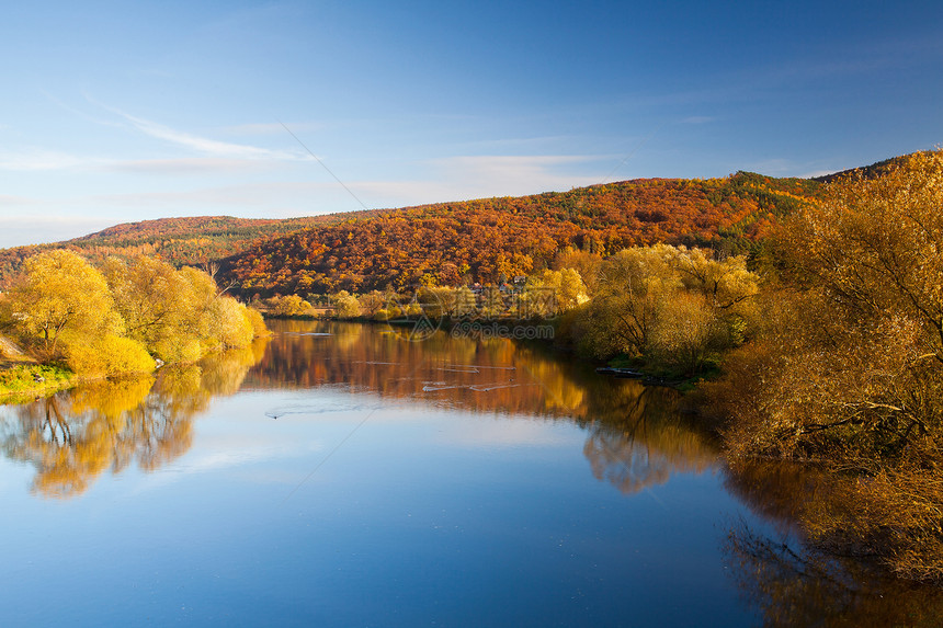 秋季河太阳石头蓝色叶子镜子地平线池塘全景木头反射图片