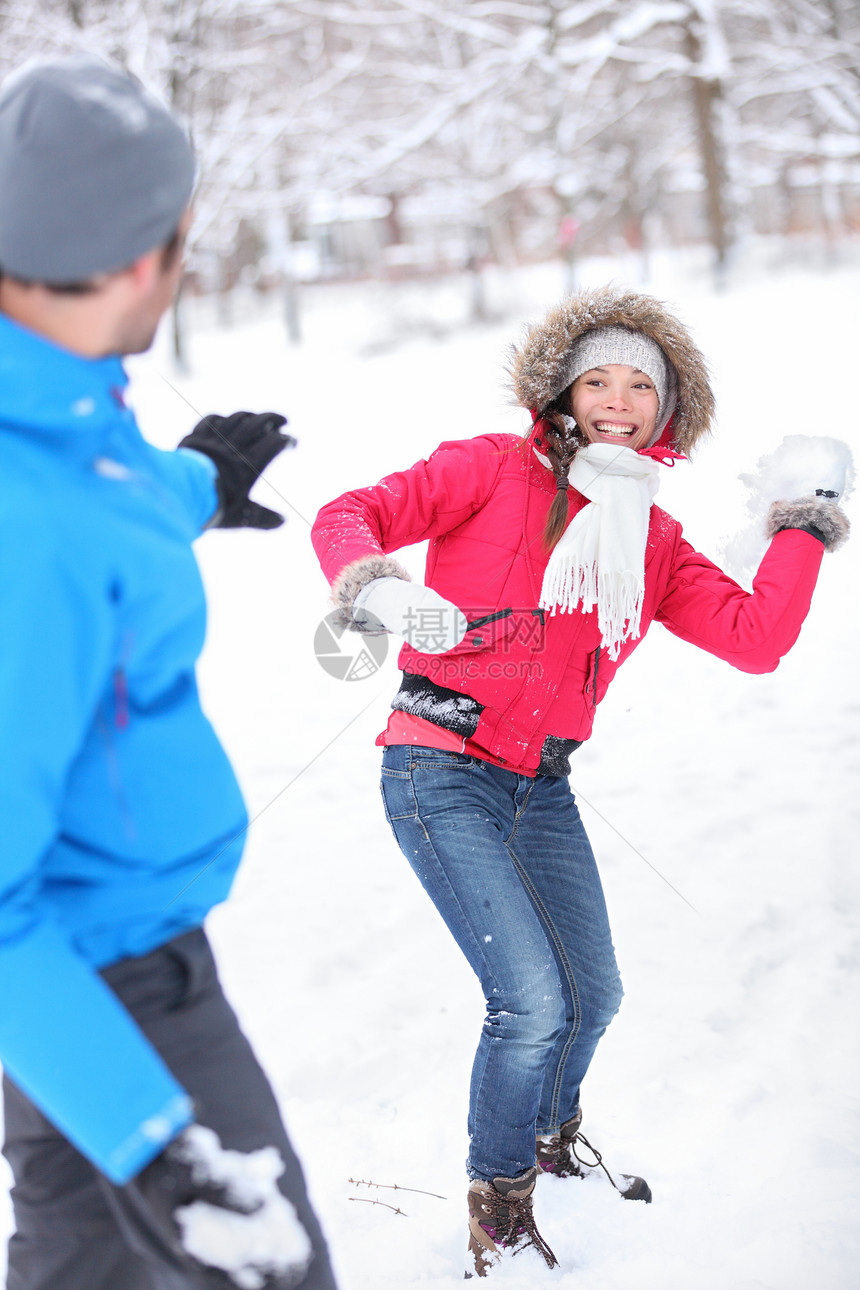 在雪中玩耍的年轻夫妇图片