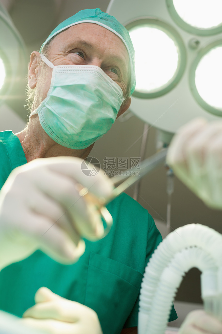 外科医生在剪刀手术时微笑图片