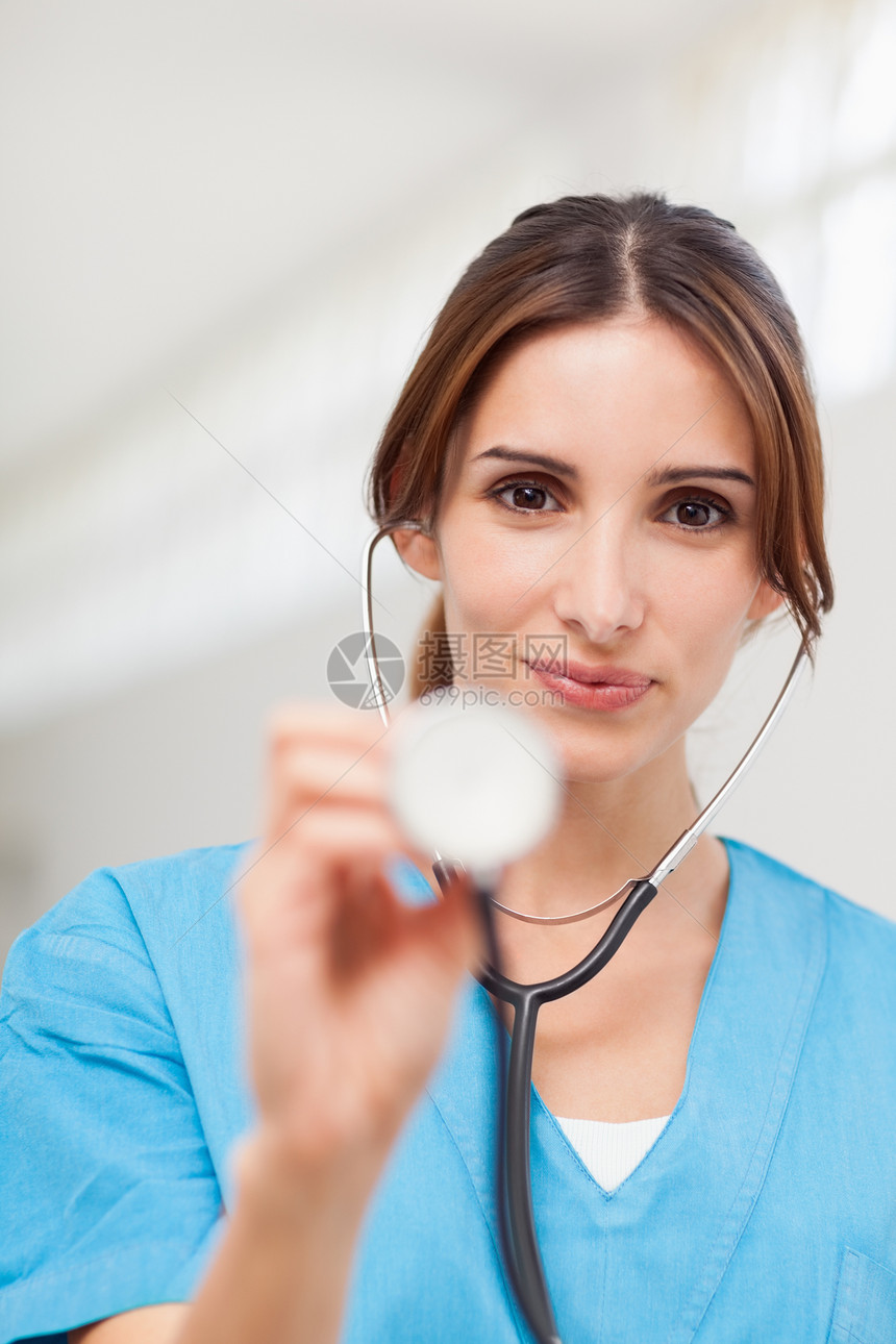 护士使用听诊器图片