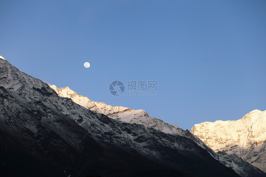 雪雪山岩石爬坡蓝色高山山峰旅行全景活动冰川天空图片