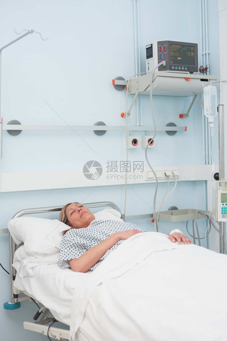 睡在床上的女病人病房金发女郎诊所女士说谎休息住院身体器材治疗图片