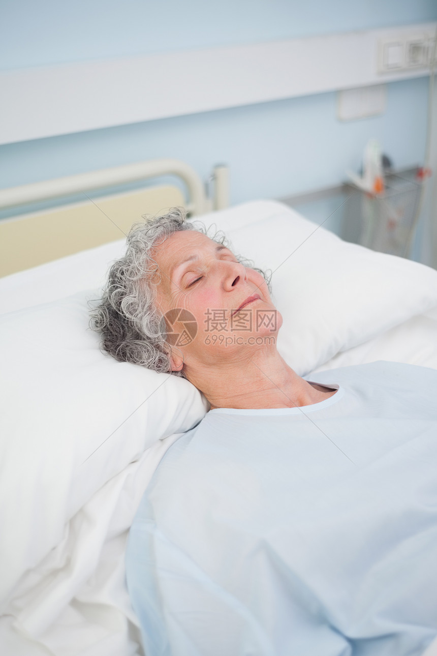 睡在床上的病人毯子女士休息疗养治疗睡眠医疗医院说谎住院图片