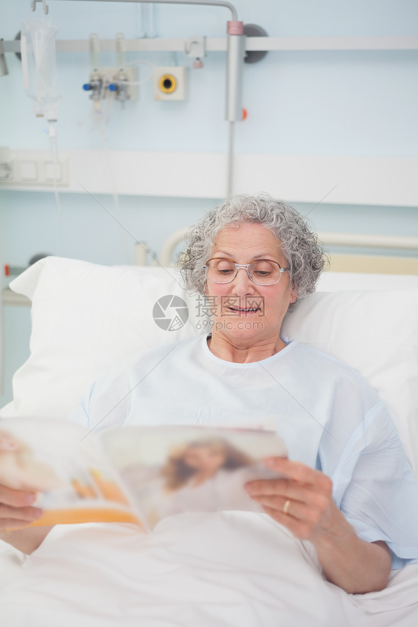 病人阅读杂志的图片