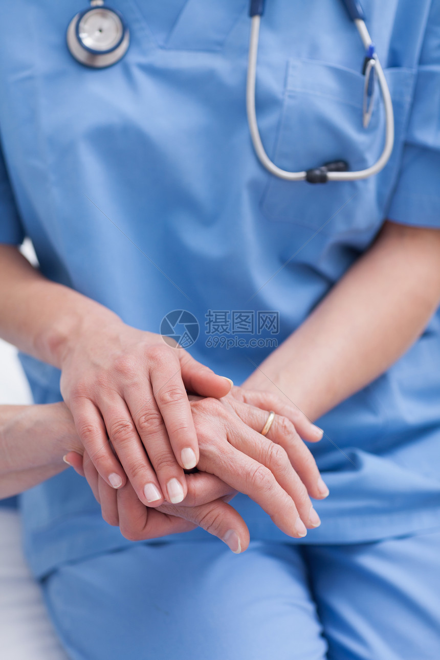 紧紧的护士抱着病人的手图片