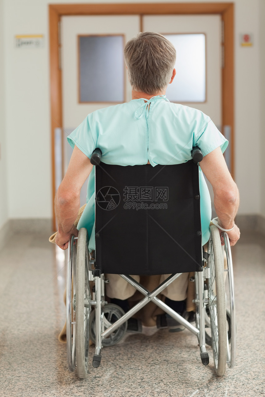 男病人坐在轮椅上图片
