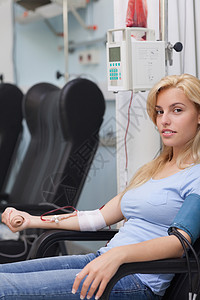 接受输血的女病人背景图片