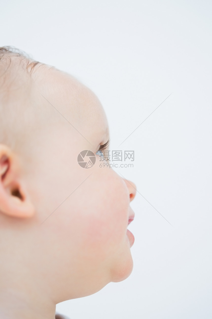 靠近一个婴儿的侧头图片