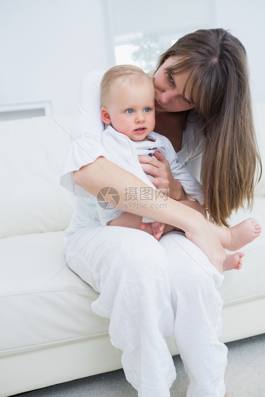 婴儿坐在母亲的膝盖上图片