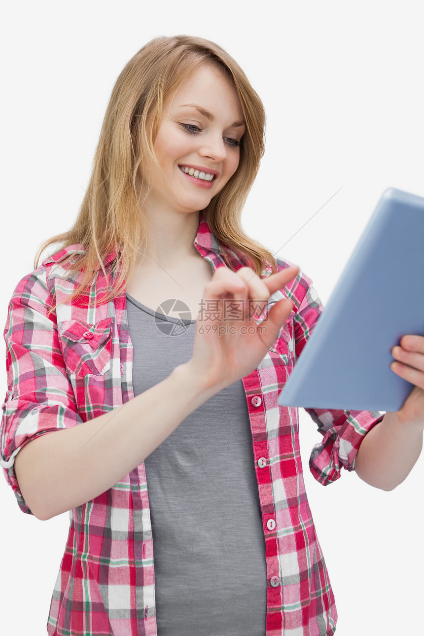 女人在看平板电脑的同时碰它图片