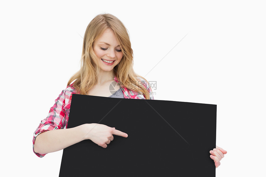 微笑的女人用她的手指 展示黑板图片
