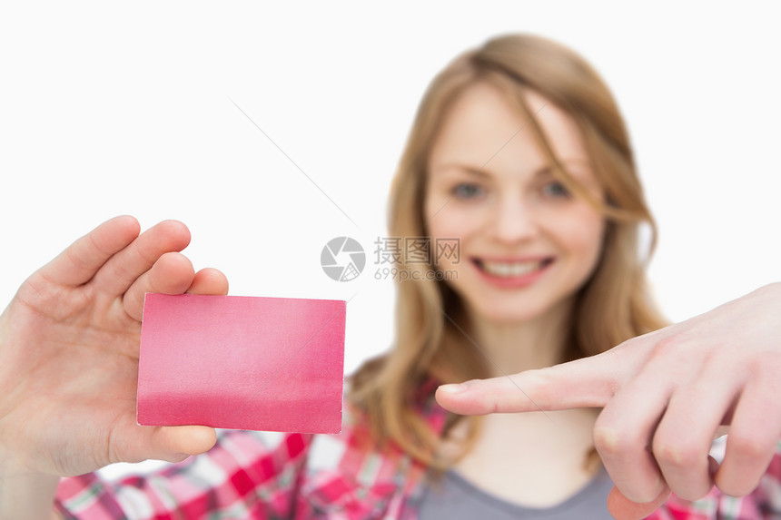 持有忠诚卡 同时用手指显示的女子;图片