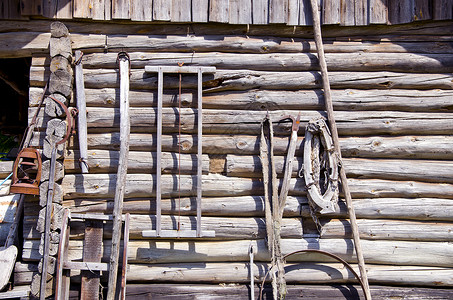 卡通木制谷仓具有工具的古老木制文艺谷仓墙背景
