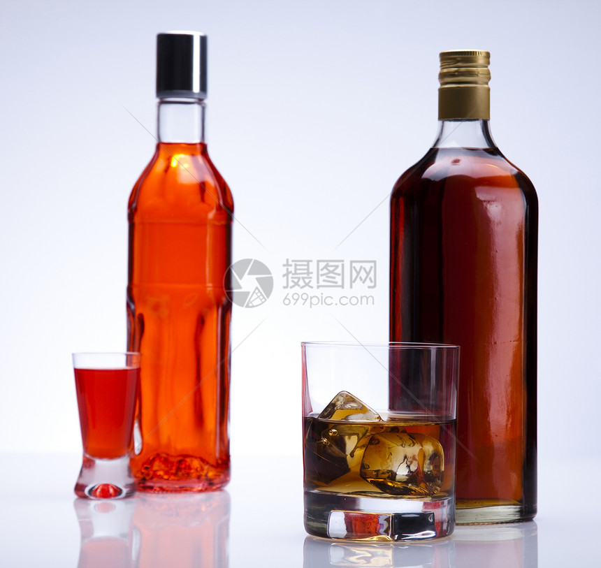 威士忌玻璃饮料液体棕色瓶子反射黄色静物调子不倒翁图片