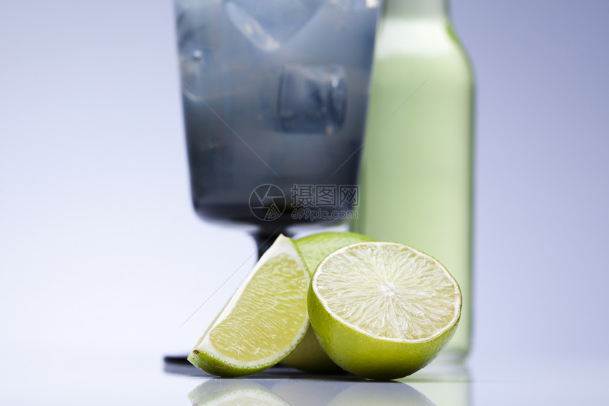 新鲜的莫基多饮料薄荷补品水果液体草本植物反射苏打玻璃稻草飞沫图片
