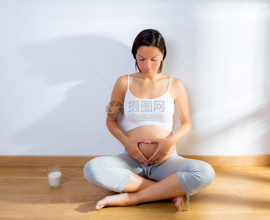 美丽的孕妇爱心形符号的美丽孕妇女性母亲肚子成人生活怀孕父母幸福女士女孩图片