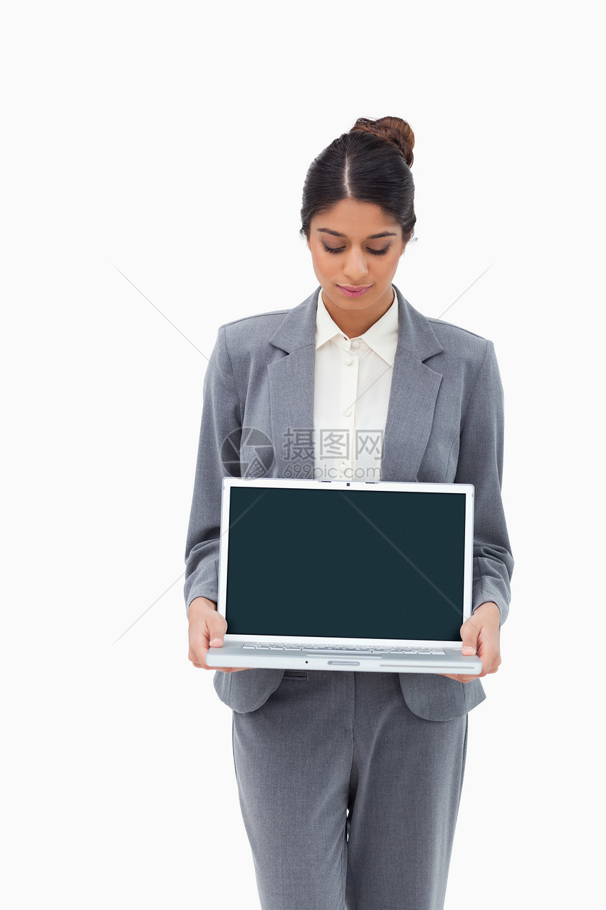 女商务人士在她手中看笔记本电脑图片