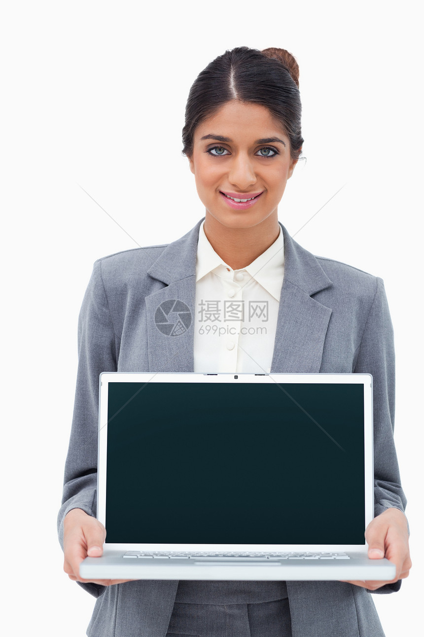 微笑的销售妇女展示她的笔记本电脑屏幕图片