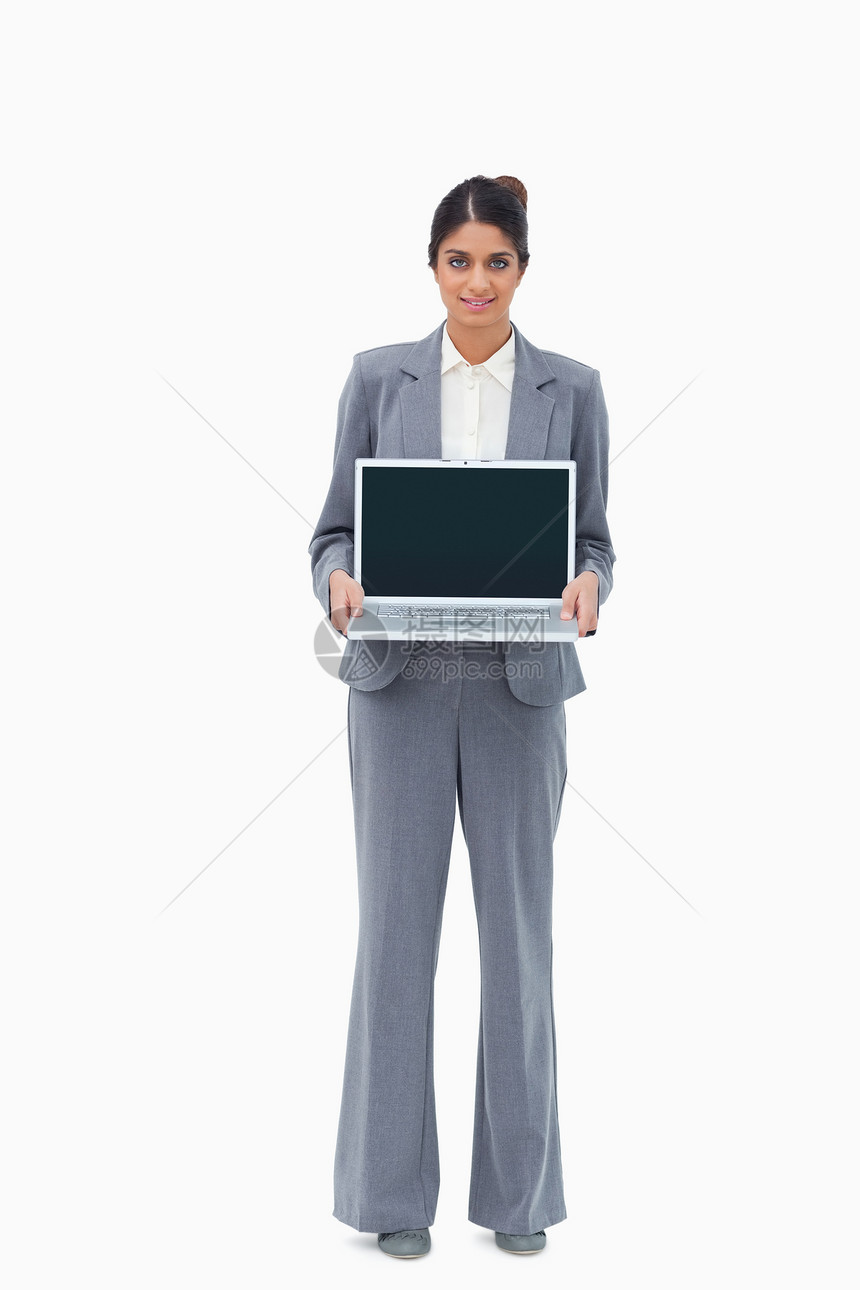销售员展示她的笔记本电脑屏幕图片